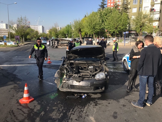 Askeri personeli taşıyan servis aracı otomobille çarpıştı